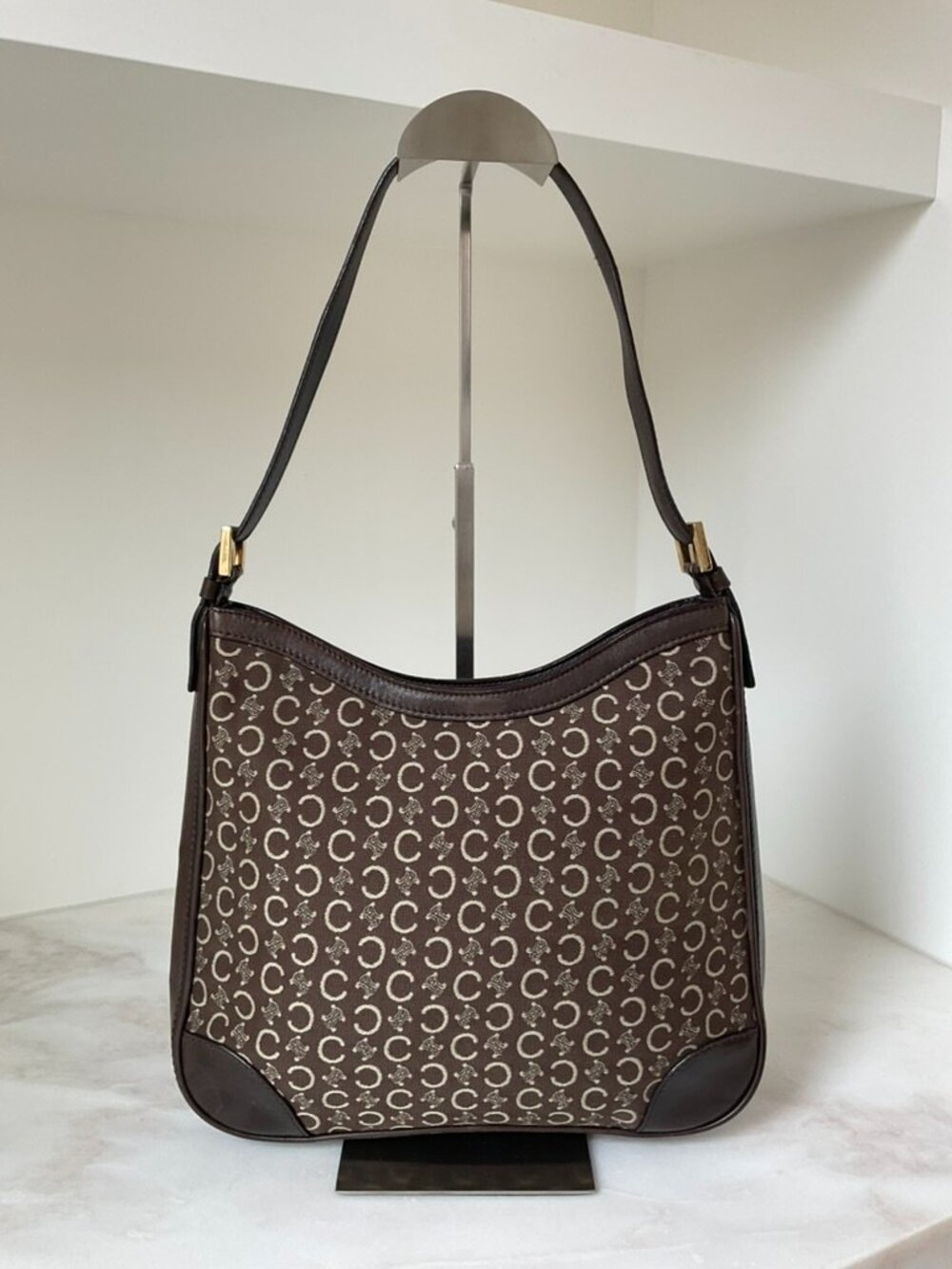 Celine - Vintage Celine Paris hobo shoulder bag features a brown "C" Triomphe.